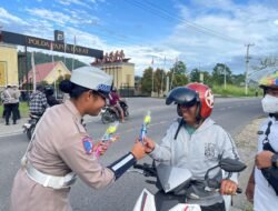 Polwan Ditlantas Polda Papua Barat Gelar Kegiatan Simpatik, Bagikan Bingkisan kepada Pengguna Jalan