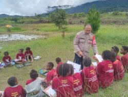 Program si-ipar operasi rasaka cartenz 2025 polres pegunungan bintang kegiatan belajar mengajar dan makan bersama kepada anak-anak di kota oksibil kab. pegunungan bintang