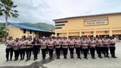 Rayakan HUT ke-77, Polwan Polda Papua Tebar Senyum dengan Bunga dan Cokelat