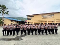 Rayakan HUT ke-77, Polwan Polda Papua Tebar Senyum dengan Bunga dan Cokelat