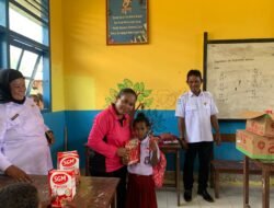 Kapolda Papua Salurkan Bantuan Susu untuk Siswa SD Inpres Burmeso, Mamberamo Raya