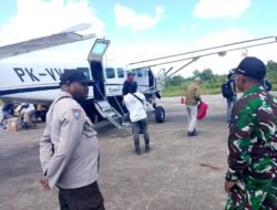 Sinergitas TNI-POLRI Amankan Kedatangan Dan Keberangkatan Pesawat Di Bandara Kimaam, Merauke