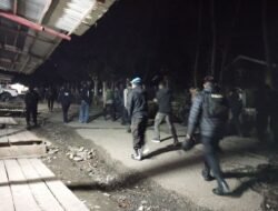 Tim Patroli Siaga Regu II Polres Tolikara Polda Papua Laksanakan Patroli Jalan Kaki Pada Malam Hari