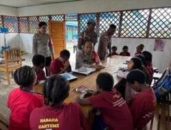 Program si-ipar operasi rasaka cartenz 2025 polres pegunungan bintang hadir mengajar berhitung cepat kepada anak-anak didik di kota oksibil kab. pegunungan bintang