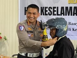 Ditlantas Polda Papua Bagikan Helm kepada Wajib Pajak dalam Rangka Hari Keselamatan Transportasi