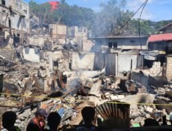 Bidlabfor Polda Papua Laksanakan Olah TKP Kebakaran 26 Unit Rumah Warga di Jayapura