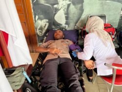 Personel Polres Merauke Ikut Berpartisipasi Dalam Kegiatan Donor Darah HUT TNI ke-80
