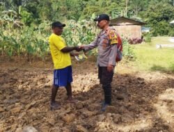 Dekat dengan Warga, Bhabinkamtibmas Kaimana Bagikan Benih Jagung untuk Pekarangan Rumah