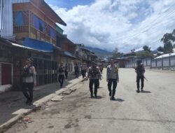 Jaga Kamtibmas di Hari Minggu, Tim Regu II Patroli Polres Tolikara Laksanakan Patroli Jalan Kaki Susuri Kota Karubaga