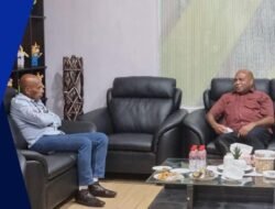 Foto Kebersamaan Gubernur terpilih Papua MDF dan Lawan Politiknya BTM Jadi Simbol Papua Damai