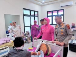 Peduli sesama, kapolres keerom kunjungi keluarga personel polres keerom dan korban rasisme di rs bhayangkara