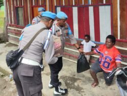 Sat binmas dan sie propam polres tolikara gelar bhakti sosial untuk penyandang disabilitas dan panitia hut jemaat gereja ebenhaezer ke-49