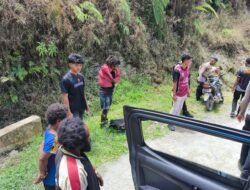 Tim Regu III Laksanakan Patroli, Evakuasi Sepasang Suami-Istri Alami Kecelakaan di Ruas Jalan Igari Ke Rumah Sakit Karubaga