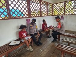 Program Si-IPAR Operasi Rasaka Cartenz 2025: Polres Pegunungan Bintang Ajak Anak-anak Belajar Membaca di Kota Oksibil