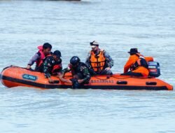 TNI, ADF, dan Basarnas Evakuasi Warga Nyaris Tenggelam di Laut Selatan Jawa