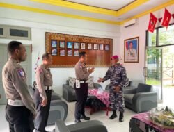 Satlantas Polres Merauke Serahkan Tumpeng Kepada Yon Marhanlan XI Dalam Rangka HUT TNI ke-80