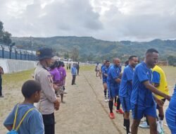 Polres Tolikara Polda Papua Melalui Sat Binmas Menghadiri Kegiatan Penutupan Pertadingan Sepak Bola