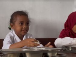 Program MBG Tahap III Resmi Tersalurkan di SD Negeri 85 Wasay, Kepala Sekolah Sampaikan Apresiasi kepada Polda Papua Barat