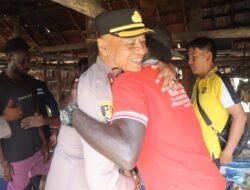 Polres Asmat Serahkan Bantuan Sembako di Kampung Mbait