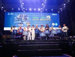 DSDABM dan Kecamatan Lengkong Juara Mobil Hias Sumirat Bandung Citylight Carnival