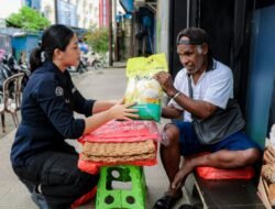 Satgas Humas Ops Damai Cartenz Berbagi Bersama Warga dan Anak-Anak di Jayapura