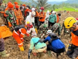 “Prajurit TNI AU Lanjutkan Pencarian Korban Longsor di Banjarnegara”
