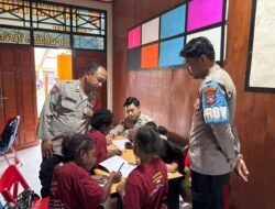 Program Si-IPAR Operasi Rasaka Cartenz 2025 Polres Pegunungan Bintang Ajak Anak-Anak Belajar Berhitung di Distrik Oksibil