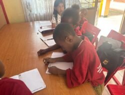 Program Si-IPAR Operasi Rasaka Cartenz 2025 Polres Pegunungan Bintang Hadir Mengajar Berhitung Cepat Anak-anak