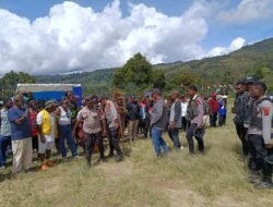 Polres Tolikara Hadir Dan Berikan Dukungan Dalam Kegiatan Bakar Batu Penggalangan Dana Natal