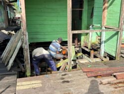 Polres Asmat Bantu Rehab Rumah, Wujud Kepedulian dan Gotong Royong Polri