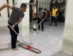Pasca Olah TKP, Polres Metro Jakarta Utara Bersihkan Masjid SMAN 72 Kelapa Gading untuk Pulihkan Kondisi dan Hilangkan Traumatis Warga Sekolah