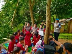 Polisi Jadi Guru Mengajar Baca Tulis dan Menghidupkan Mimpi Anak anak di Jayapura