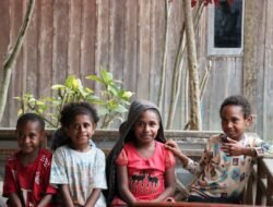 Subsatsgas Keladi Sagu ORC 2025 Polres Pegunungan Bintang Beri Vitamin untuk Anak-anak Oksibil