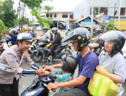 Polwan Cantik Ditlantas Polda Papua Barat Bagikan Coklat dan Bunga kepada Pengendara Tertib dalam Operasi Zebra Mansinam 2025