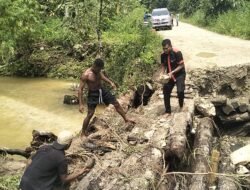 Polsek Demta Hadir untuk Warga : Jembatan Putus di KM 09 Ditangani Bersama Masyarakat