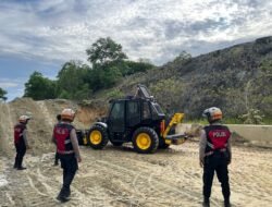 Longsor Sempat Tutup Jalan Ring Road Hamadi, Polisi Sigap Bantu Bersihkan Material Longsor