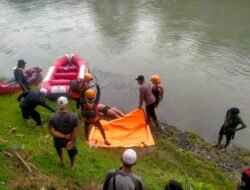 Polsek Sipispis Evakuasi Pelajar yang Hanyut di Sungai Bahbolon