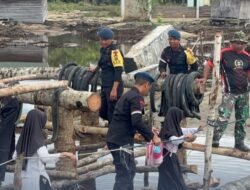 Brimob Polda Aceh Berpacu Merampungkan Pembangunan Jembatan Darurat di Aceh Singkil