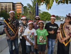 Duta Humas Polda Papua Berbagi Sukacita Natal dengan Masyarakat Kota Jayapura