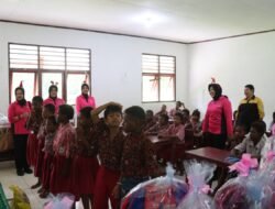 Polres dan Bhayangkari Sarmi Hadirkan Sukacita Natal Bagi Siswa SDN Wapoania