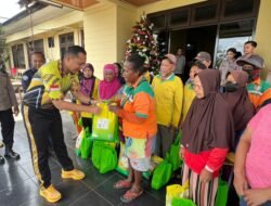 Kapolres Merauke Berbagi Kasih jelang Nataru, Puluhan paket Sembako diberikan kepada pekerja Pembersih Jalan dan Cleaning Service