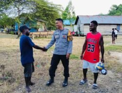 Bhabinkamtibmas Serahkan Bantuan Alat Olahraga kepada Pemuda di Lokasi Binaannya