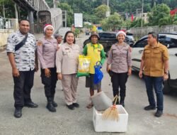 Aksi Nyata Kepedulian Natal, Polda Papua Bagikan Bingkisan untuk Petugas Kebersihan