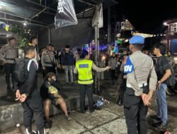 Personel Operasi Lilin Mansinam 2025 Berikan Pertolongan Warga Saat Patroli Malam di Manokwari