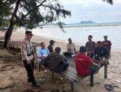 Personel Operasi Lilin Cartenz 2025 Laksanakan Sambang Kamtibmas di Pantai Hamadi Kota Jayapura