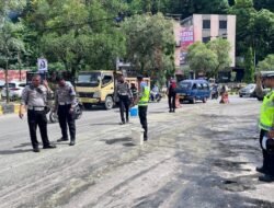 Respon Cepat Operasi Lilin Cartenz 2025, Polisi Amankan Jalan Sam Ratulangi dari Tumpahan Solar