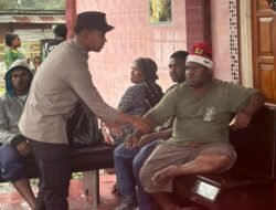 Pererat Silaturahmi di Momen Natal, Personel Operasi Lilin Cartenz 2025 Laksanakan Sambang Masyarakat