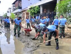 “Prajurit TNI AU dan Warga Bahu Membahu Bersihkan Lumpur Pascabanjir di Tabing Banda Gadang”