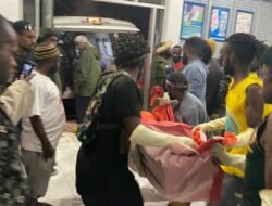 Gabungan TNI-Polri dan Masyarakat Evakuasi Korban Laka Tunggal di Jembatan Perbatasan Kelila-Bokondini