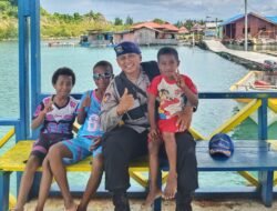 Bhabinkamtibmas Polresta Jayapura Kota Laksanakan Pengamanan Pembangunan Infrastruktur dan Edukasi Literasi di Kampung Tobati–Enggros